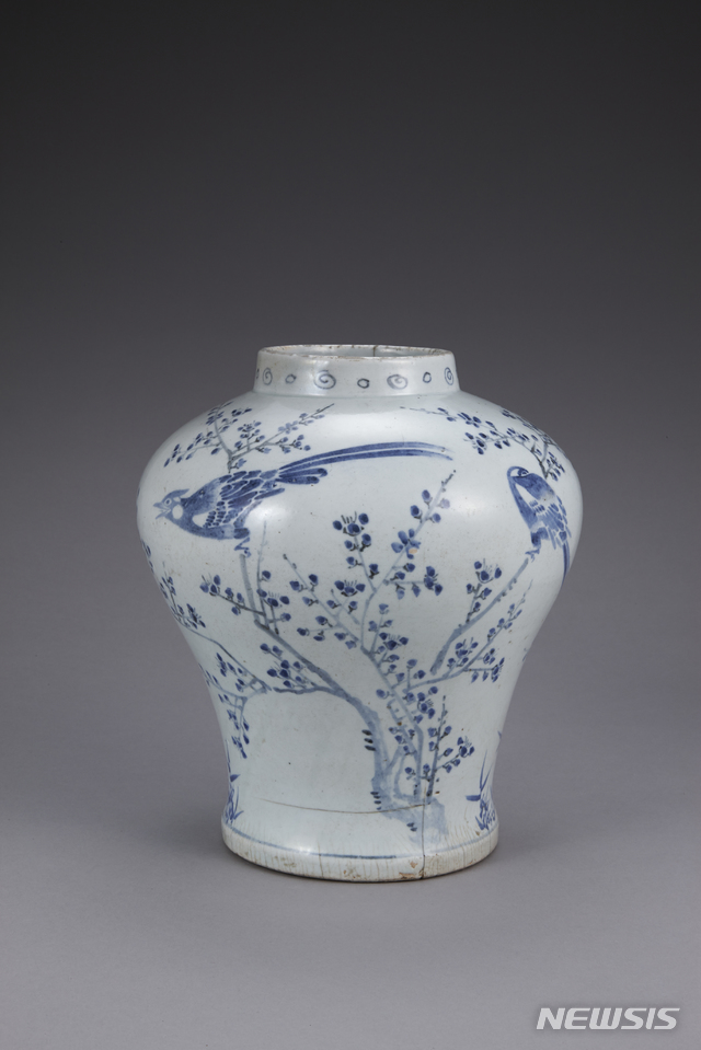 【서울=뉴시스】 이수지 기자 = 문화재청은 29일 '백자 청화매조죽문 항아리' '지리전서동림조담' '대불정여래밀인수증요의제보살만행수능엄경 권1~2' 등 조선 시대 도자기와 전적 3건에 대해 보물로 지정예고했다. '백자 청화매조죽문 항아리' (사진=이화여대박물관 제공) 2019.10.29. suejeeq@newsis.com