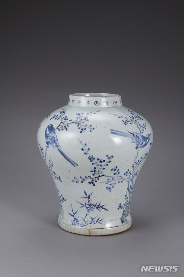 【서울=뉴시스】 이수지 기자 = 문화재청은 29일 '백자 청화매조죽문 항아리' '지리전서동림조담' '대불정여래밀인수증요의제보살만행수능엄경 권1~2' 등 조선 시대 도자기와 전적 3건에 대해 보물로 지정예고했다. '백자 청화매조죽문 항아리' (사진=이화여대박물관 제공) 2019.10.29. suejeeq@newsis.com