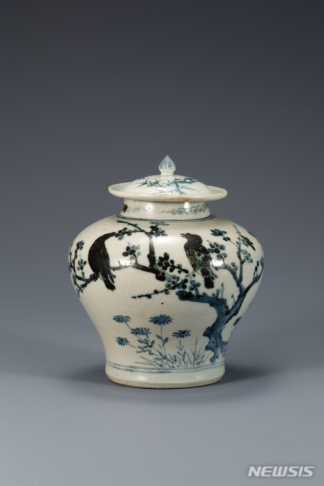 【서울=뉴시스】 이수지 기자 = 문화재청은 29일 '백자 청화매조죽문 항아리' '지리전서동림조담' '대불정여래밀인수증요의제보살만행수능엄경 권1~2' 등 조선 시대 도자기와 전적 3건에 대해 보물로 지정예고했다 국보 제170호 백자 청화매조죽문 유개항아리.(사진=문화재청 제공) 2019.10.29. suejeeq@newsis.com