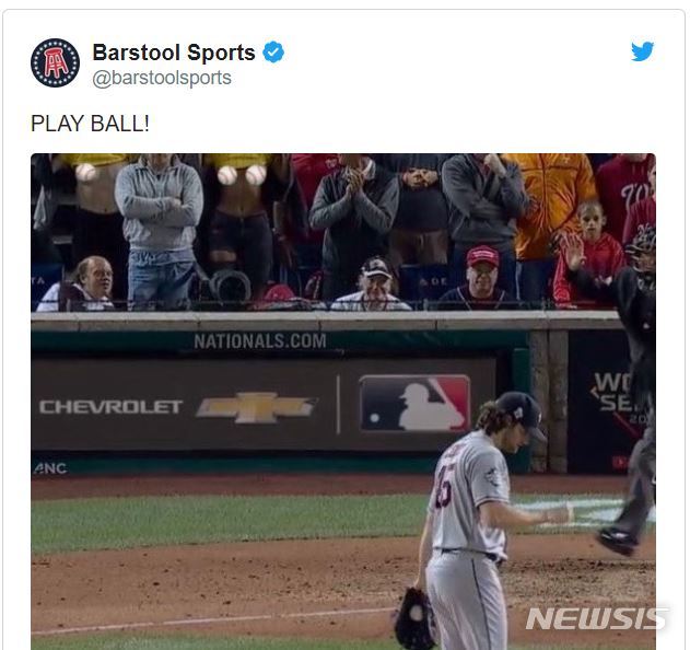 【서울=뉴시스】 지난 28일(한국시간) 열린 월드시리즈 5차전에서 여성 2명이 게임 중에 자신의 가슴을 노출하는 사건이 발생했다. 사진은 미국 스포츠매체 바스툴 스포츠가 트위터를 통해 공개한 해당 장면을 갈무리한 것이다. 2019.10.29