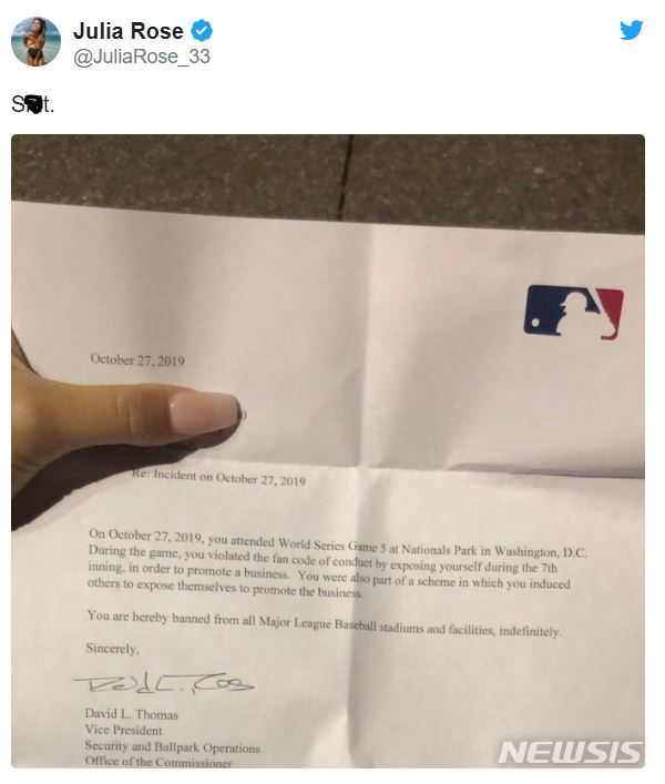 【서울=뉴시스】월드시리즈 5차전에서 가슴 노출 사건을 저지른 줄리아 로스가 메이저리그 사무국으로부터 전달받은 영구 출입금지 편지를 트위터에 공개했다. (사진= 줄리아 로스 트위터 갈무리) 2019.10.29
