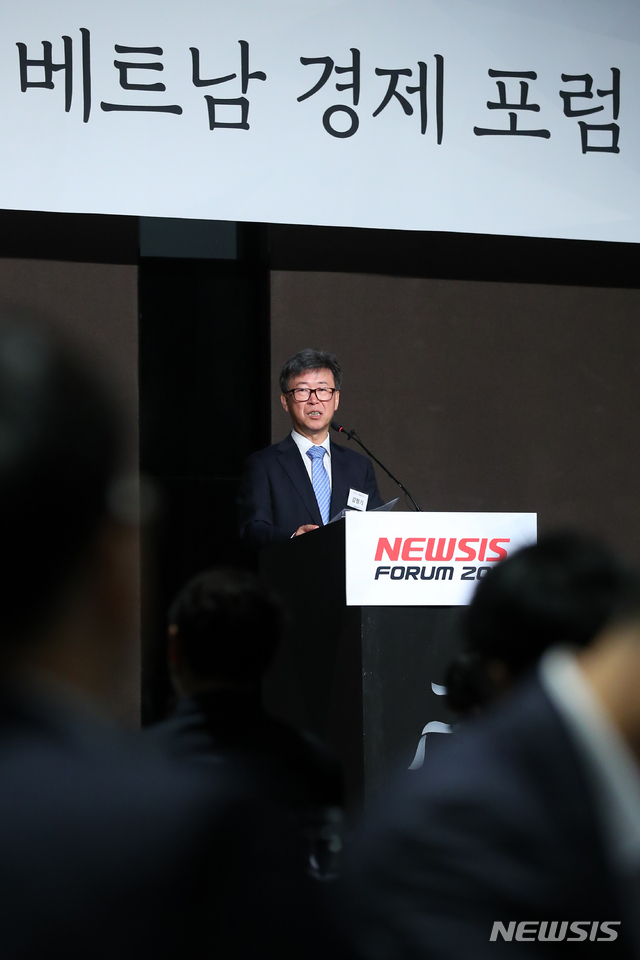 【서울=뉴시스】전신 기자 = 김형기 뉴시스 대표이사 사장이 29일 서울 중구 플라자호텔에서 열린 제1회 뉴시스 베트남 경제 포럼에서 인사말하고 있다. 2019.10.29.&nbsp; photo1006@newsis.com