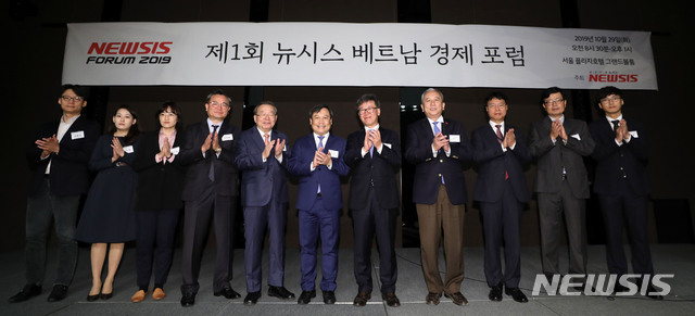 【서울=뉴시스】박주성 기자 = 김형기(사진 왼쪽에서 7번째) 뉴시스 대표이사와 김용래 산업통상자원부 통상차관보, 응웬부뚜 주한베트남 대사를 비롯한 내빈들이 29일 오전 서울 중구 플라자호텔 별관 그랜드볼룸에서 열린 제1회 뉴시스 베트남 경제 포럼에서 기념촬영을 하고 있다. 2019.10.29. park7691@newsis.com