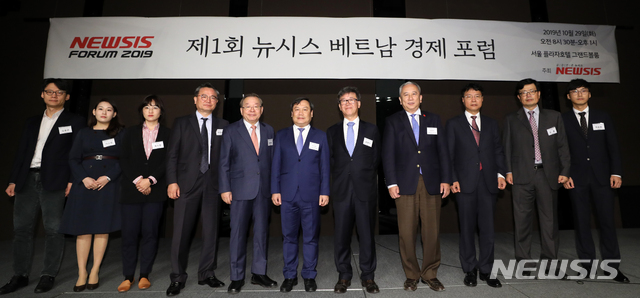 【서울=뉴시스】박주성 기자 = 김형기(사진 왼쪽에서 7번째) 뉴시스 대표이사와 김용래 산업통상자원부 통상차관보, 응웬부뚜 주한베트남 대사를 비롯한 내빈들이 29일 오전 서울 중구 플라자호텔 별관 그랜드볼룸에서 열린 제1회 뉴시스 베트남 경제 포럼에서 기념촬영을 하고 있다. 2019.10.29. park7691@newsis.com