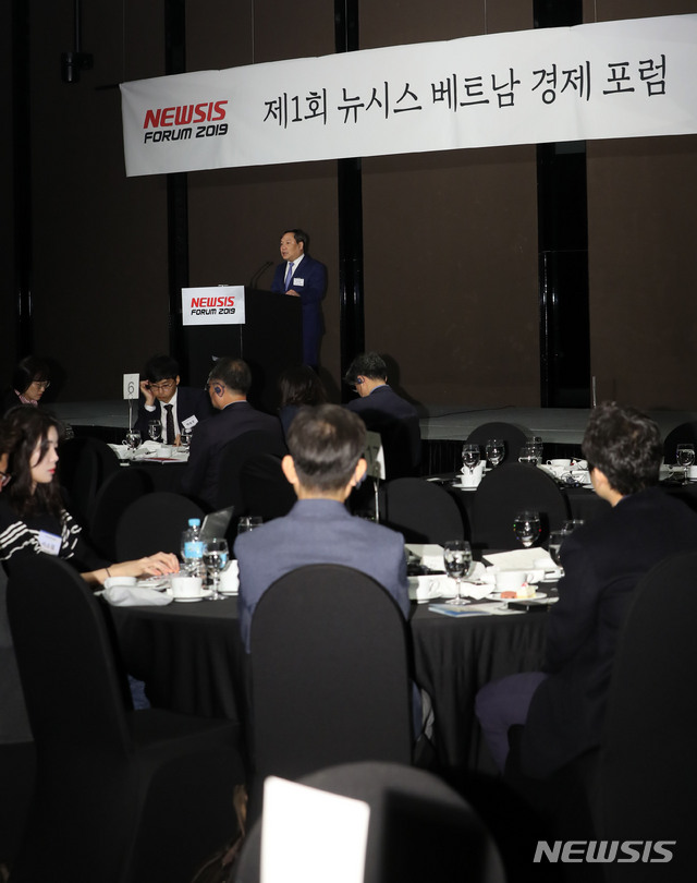 【서울=뉴시스】박주성 기자 = 부다이탕 베트남 기획투자부 차관이 29일 오전 서울 중구 플라자호텔 별관 그랜드볼룸에서 열린 제1회 뉴시스 베트남 경제 포럼 제 1부 세션에서 바람직한 베트남 투자방향을 주제로 기조연설을 하고 있다. 2019.10.29.&nbsp; park7691@newsis.com