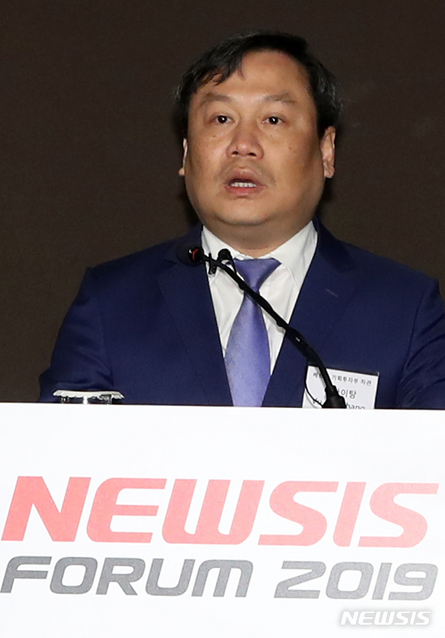 【서울=뉴시스】박주성 기자 = 부다이탕 베트남 기획투자부 차관이 29일 오전 서울 중구 플라자호텔 별관 그랜드볼룸에서 열린 제1회 뉴시스 베트남 경제 포럼 제 1부 세션에서 바람직한 베트남 투자방향을 주제로 기조연설을 하고 있다. 2019.10.29. park7691@newsis.com