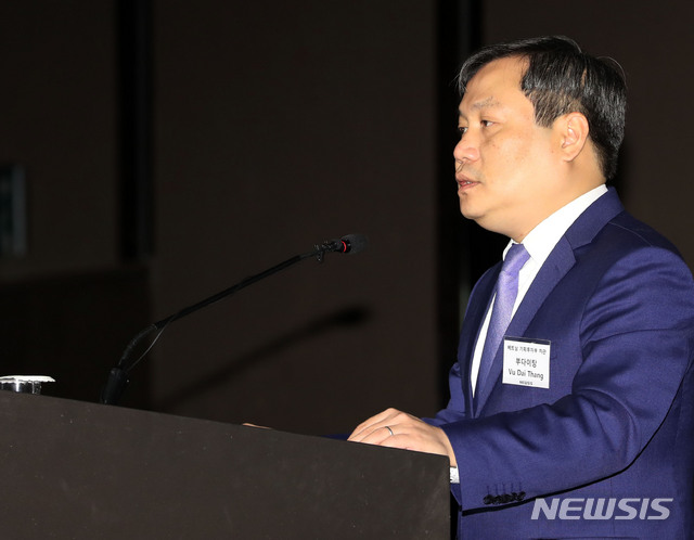 【서울=뉴시스】박주성 기자 = 부다이탕 베트남 기획투자부 차관이 29일 오전 서울 중구 플라자호텔 별관 그랜드볼룸에서 열린 제1회 뉴시스 베트남 경제 포럼 제 1부 세션에서 바람직한 베트남 투자방향을 주제로 기조연설을 하고 있다. 2019.10.29. park7691@newsis.com