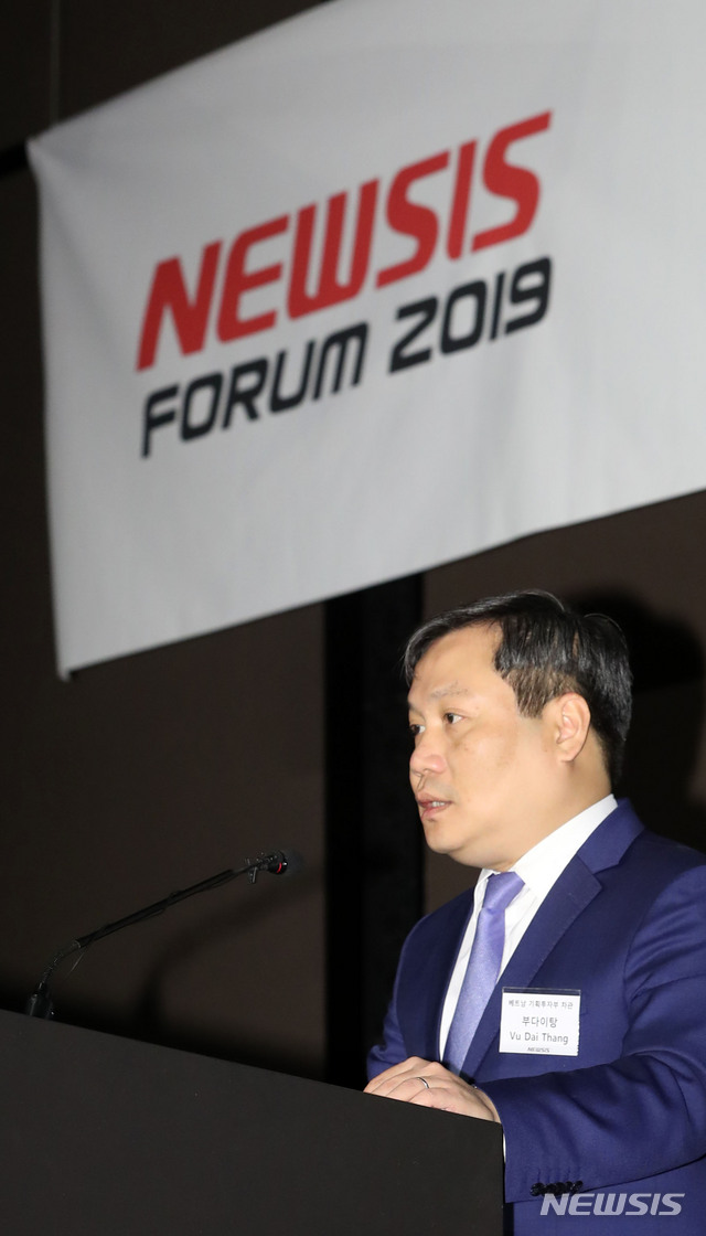 【서울=뉴시스】박주성 기자 = 부다이탕 베트남 기획투자부 차관이 29일 오전 서울 중구 플라자호텔 별관 그랜드볼룸에서 열린 제1회 뉴시스 베트남 경제 포럼 제 1부 세션에서 바람직한 베트남 투자방향을 주제로 기조연설을 하고 있다. 2019.10.29. park7691@newsis.com