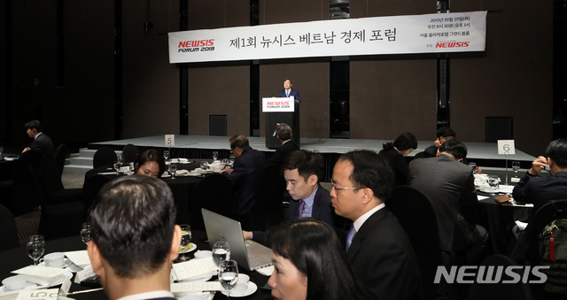 【서울=뉴시스】박주성 기자 = 부다이탕 베트남 기획투자부 차관이 29일 오전 서울 중구 플라자호텔 별관 그랜드볼룸에서 열린 제1회 뉴시스 베트남 경제 포럼 제 1부 세션에서 바람직한 베트남 투자방향을 주제로 기조연설을 하고 있다. 2019.10.29.&nbsp; park7691@newsis.com