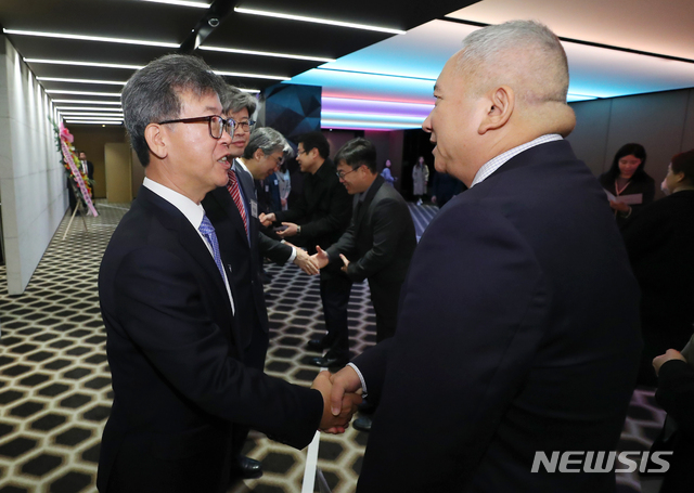 【서울=뉴시스】전신 기자 = 김형기 뉴시스 대표이사 사장이 29일 서울 중구 플라자호텔에서 열린 제1회 뉴시스 베트남 경제 포럼에 앞서 응웬 부 뚜 주한베트남대사와 인사하고 있다. 2019.10.29. photo1006@newsis.com