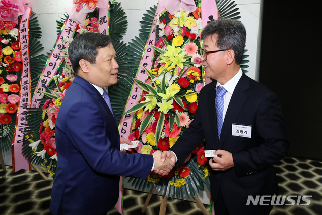 【서울=뉴시스】전신 기자 = 김형기 뉴시스 대표이사 사장이 29일 서울 중구 플라자호텔에서 열린 제1회 뉴시스 베트남 경제 포럼에 앞서 부 다이 탕 베트남 기획투자부 차관과 인사하고 있다. 2019.10.29.&nbsp; photo1006@newsis.com