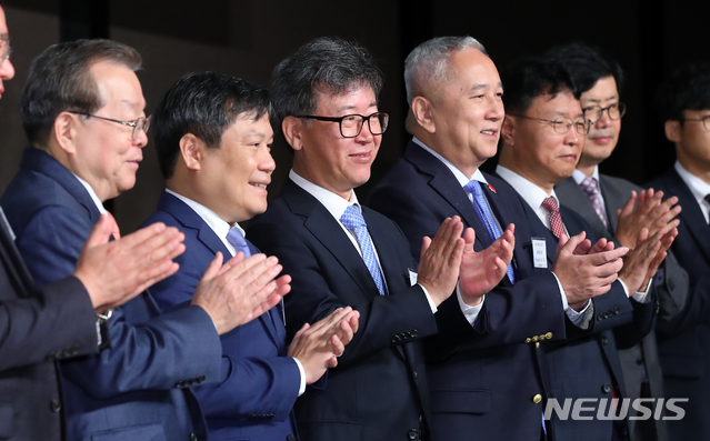 【서울=뉴시스】전신 기자 = 김형기 뉴시스 대표이사 사장이 29일 서울 중구 플라자호텔에서 열린 제1회 뉴시스 베트남 경제 포럼에서 참석 내빈들과 기념촬영하고 있다. 왼쪽 두번째부터 부 다이 탕 베트남 기획투자부 차관, 김 대표이사 사장, 응웬 부 뚜 주한베트남대사, 김용래 산업통상자원부 통상차관보. 2019.10.29.&nbsp; photo1006@newsis.com 