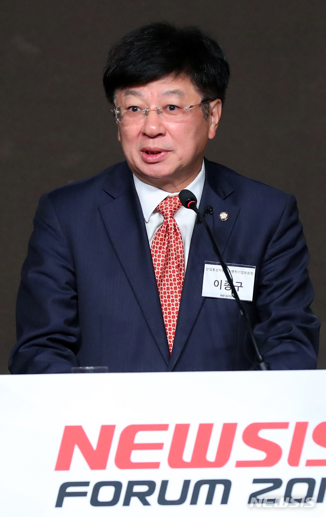 【서울=뉴시스】전신 기자 = 이종구 국회 산업통상자원 중소벤처기업위원장이 29일 서울 중구 플라자호텔에서 열린 제1회 뉴시스 베트남 경제 포럼에서 축사하고 있다. 2019.10.29. photo1006@newsis.com