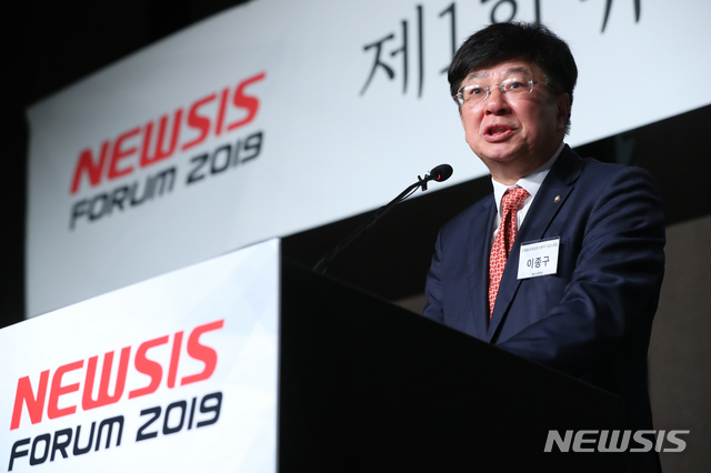 【서울=뉴시스】전신 기자 = 이종구 국회 산업통상자원 중소벤처기업위원장이 29일 서울 중구 플라자호텔에서 열린 제1회 뉴시스 베트남 경제 포럼에서 축사하고 있다. 2019.10.29.&nbsp; photo1006@newsis.com