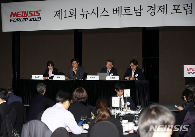 【서울=뉴시스】박주성 기자 = 권율 대외경제정책연구원 신남방경제실 선임연구위원이 29일 오전 서울 중구 플라자호텔 별관 그랜드볼룸에서 열린 제1회 뉴시스 베트남 경제 포럼 제 1부 세션에서 토론을 하고 있다. 2019.10.29. park7691@newsis.com