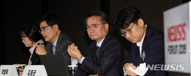 【서울=뉴시스】박주성 기자 = 권율 대외경제정책연구원 신남방경제실 선임연구위원이 29일 오전 서울 중구 플라자호텔 별관 그랜드볼룸에서 열린 제1회 뉴시스 베트남 경제 포럼 제 1부 세션에서 토론을 하고 있다. 2019.10.29. park7691@newsis.com