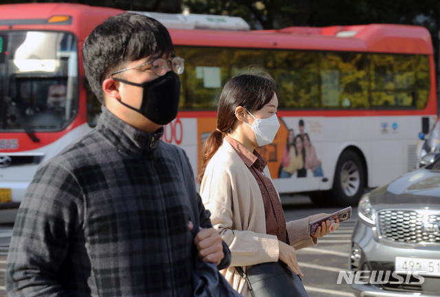 【서울=뉴시스】 이윤청 기자 = 중부지방을 중심으로 미세먼지 농도가 '나쁨' 수준을 보이고 있는 지난 29일 오전 서울 종로구 광화문광장에서 시민들이 마스크를 쓰고 출근하고 있다. 2019.10.29. radiohead@newsis.com