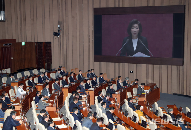 【서울=뉴시스】고승민 기자 = 나경원 자유한국당 원내대표가 29일 서울 여의도 국회에서 열린 제371회국회(정기회) 제8차 본회의에서 교섭단체 대표연설을 하고 있다. 2019.10.29.kkssmm99@newsis.com