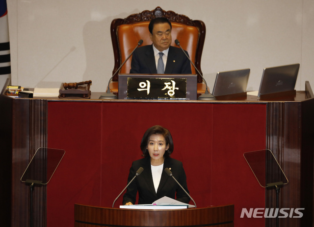 【서울=뉴시스】고승민 기자 = 나경원 자유한국당 원내대표가 29일 서울 여의도 국회에서 열린 제371회국회(정기회) 제8차 본회의에서 교섭단체 대표연설을 하고 있다. 2019.10.29.kkssmm99@newsis.com