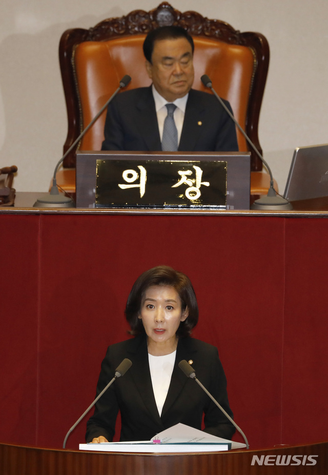 【서울=뉴시스】고승민 기자 = 나경원 자유한국당 원내대표가 29일 서울 여의도 국회에서 열린 제371회국회(정기회) 제8차 본회의에서 교섭단체 대표연설을 하고 있다. 2019.10.29.kkssmm99@newsis.com