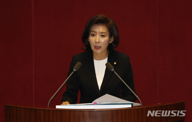 【서울=뉴시스】고승민 기자 = 나경원 자유한국당 원내대표가 29일 서울 여의도 국회에서 열린 제371회국회(정기회) 제8차 본회의에서 교섭단체 대표연설을 하고 있다. 2019.10.29.kkssmm99@newsis.com
