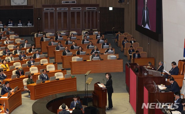 【서울=뉴시스】김명원 기자 = 나경원 자유한국당 원내대표가 29일 서울 여의도 국회에서 열린 제371회국회(정기회) 제8차 본회의에서 교섭단체 대표연설을 하고 있다. 2019.10.29.kmx1105@newsis.com