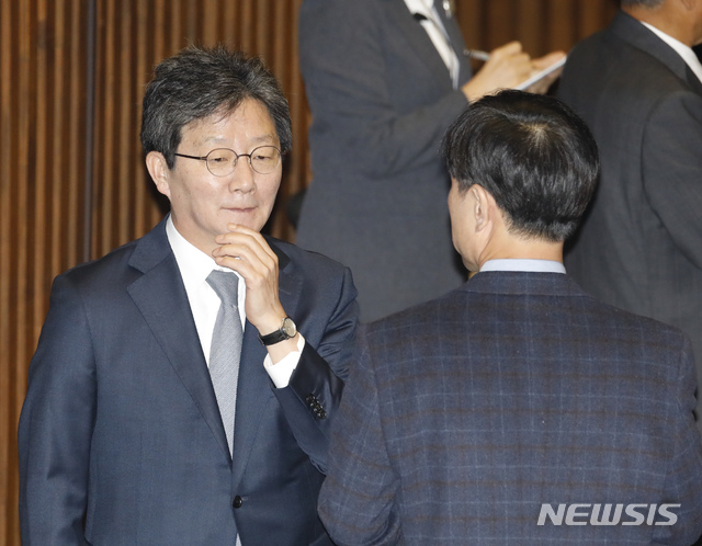 【서울=뉴시스】고승민 기자 = 유승민 바른미래당 의원이 29일 서울 여의도 국회에서 열린 제371회국회(정기회) 제8차 본회의에서 하태경 의원과 대화하고 있다. 2019.10.29.kkssmm99@newsis.com