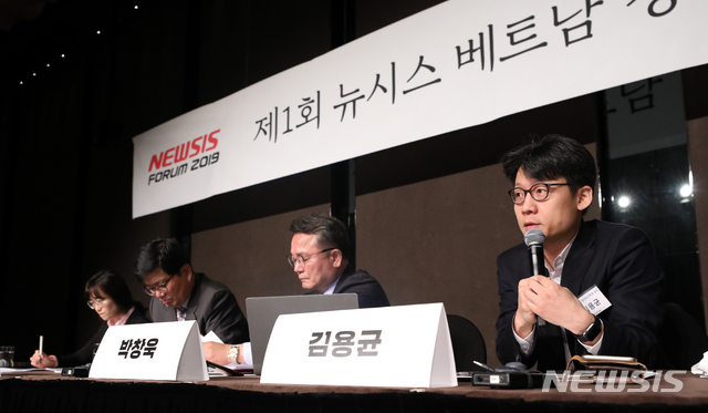 【서울=뉴시스】전신 기자 = 김용균 이화여대 정치외교학과 교수가 29일 서울 중구 플라자호텔에서 열린 제1회 뉴시스 베트남 경제 포럼 패널토론에서 발언하고 있다. 2019.10.29. photo1006@newsis.com