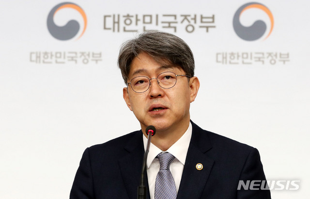 【서울=뉴시스】홍효식 기자 = 강신욱 통계청장이 29일 오전 서울 종로구 외교부 청사 브리핑실에서 '2019년 8월 경제활동인구 근로형태별 부가조사결과' 관련 브리핑을 하고 있다. 2019.10.29.&nbsp; yesphoto@newsis.com