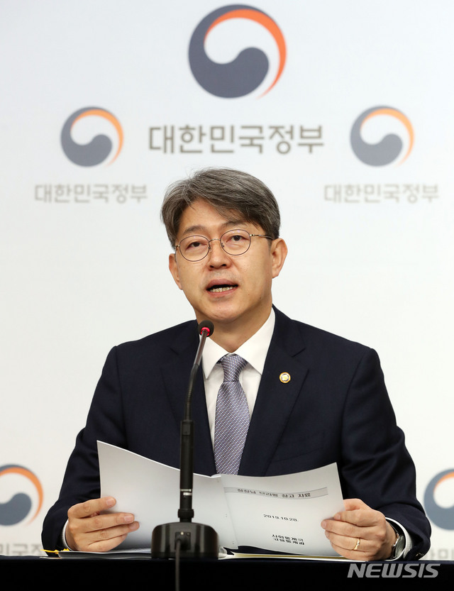 【서울=뉴시스】홍효식 기자 = 강신욱 통계청장이 29일 오전 서울 종로구 외교부 청사 브리핑실에서 '2019년 8월 경제활동인구 근로형태별 부가조사결과' 관련 브리핑을 하고 있다. 2019.10.29.&nbsp; yesphoto@newsis.com