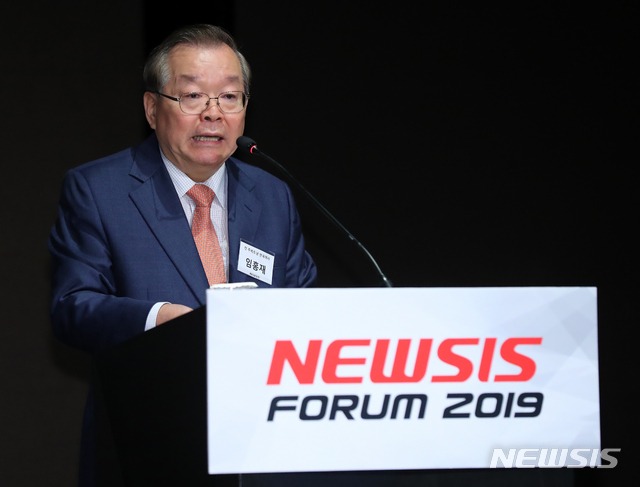 【서울=뉴시스】전신 기자 = 임홍재 전 주베트남 대사가 29일 서울 중구 플라자호텔에서 열린 제1회 뉴시스 베트남 경제 포럼 2부 세션에서 기조연설하고 있다. 2019.10.29. photo1006@newsis.com
