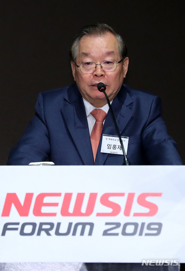 【서울=뉴시스】전신 기자 = 임홍재 전 주베트남 대사가 29일 서울 중구 플라자호텔에서 열린 제1회 뉴시스 베트남 경제 포럼 2부 세션에서 기조연설하고 있다. 2019.10.29. photo1006@newsis.com