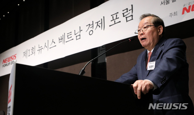 【서울=뉴시스】전신 기자 = 임홍재 전 주베트남 대사가 29일 서울 중구 플라자호텔에서 열린 제1회 뉴시스 베트남 경제 포럼 2부 세션에서 기조연설하고 있다. 2019.10.29. photo1006@newsis.com