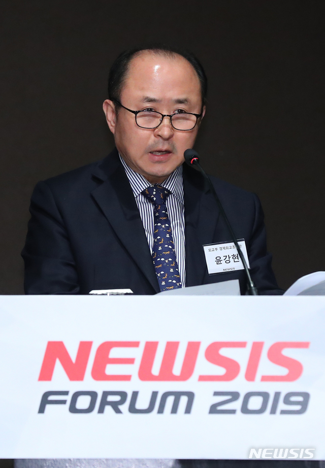 【서울=뉴시스】전신 기자 = 윤강현 외교부 경제외교조정관이 29일 서울 중구 플라자호텔에서 열린 제1회 뉴시스 베트남 경제 포럼에서 축사하고 있다. 2019.10.29. photo1006@newsis.com