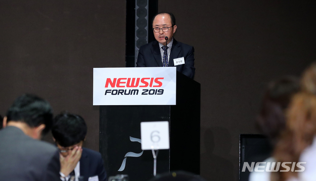 【서울=뉴시스】전신 기자 = 윤강현 외교부 경제외교조정관이 29일 서울 중구 플라자호텔에서 열린 제1회 뉴시스 베트남 경제 포럼에서 축사하고 있다. 2019.10.29.&nbsp; photo1006@newsis.com