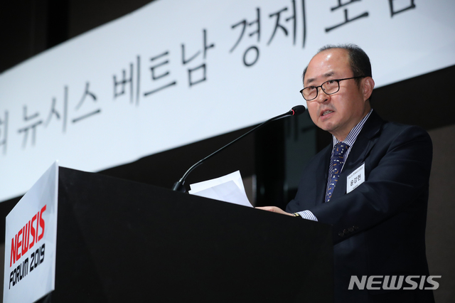 【서울=뉴시스】전신 기자 = 윤강현 외교부 경제외교조정관이 29일 서울 중구 플라자호텔에서 열린 제1회 뉴시스 베트남 경제 포럼에서 축사하고 있다. 2019.10.29. photo1006@newsis.com