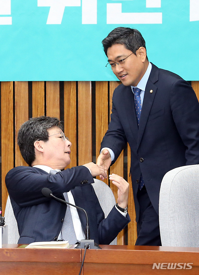 【서울=뉴시스】이종철 기자&nbsp; = 유승민 바른미래당 '변화와 혁신을 위한 비상행동' 대표가 29일 오전 서울 여의도 국회에서 열린 '변화와 혁신을 위한 비상행동' 연석회의에서 오신환 원내대표와 악수를 하고 있다. 2019.10.29.jc4321@newsis.com