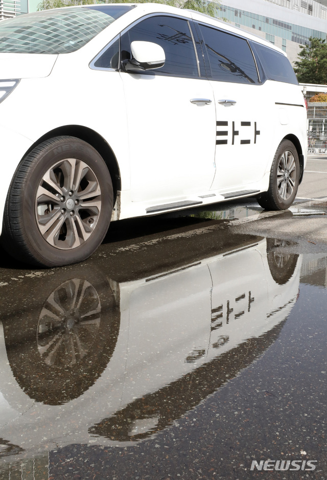 【서울=뉴시스】 전진환 기자 = 검찰이 승차 공유 플랫폼 '타다'에 대해 불법 서비스라 결론을 내린 가운데 29일 오전 서울 영등포구의 한 주차장에 '타다' 차량들이 주차해 있다.&nbsp; 검찰은 지난 28일 여객자동차운수사업법 위반 혐의로 박재욱 VCNC 대표와 모기업 이재웅 쏘카 대표를 각각 불구속 기소했다. 2019.10.29.&nbsp; amin2@newsis.com