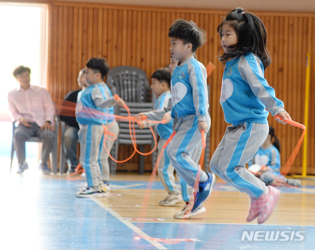 【전주=뉴시스】 김얼 기자= 제3회 씩씩튼튼 줄넘기 한마당 문화축제 참가한 어린이들이 29일 전북 전주시 전주비전대학교 체육관에서 힘차게 도움닫기를 하며 선의의 경쟁을 펼치고 있다. 2019.10.29. pmkeul@newsis.com