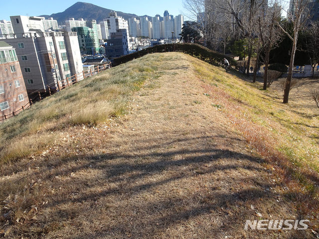 최양준 作. 상처와의 대면. 옛부산보안대 담장터. (사진=공감아이 제공)