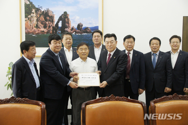 【서울=뉴시스】농협 농정통상위원회 조합장들이 29일 서울 영등포구 국회의사당 농림축산식품해양수산위원회 위원장실에서 'WTO 개도국 지위 포기 대책을 촉구하는 대정부·국회 건의문'을 황주홍(왼쪽 네번째) 농해수위원장에게 전달하고 있다. 2019.10.29. (사진=농협 제공)photo@newsis.com