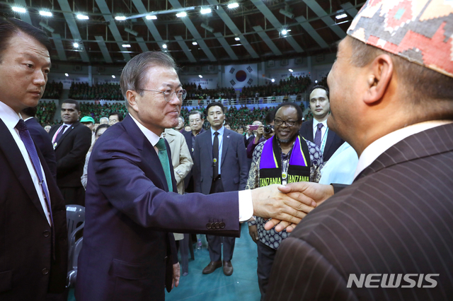 【수원=뉴시스】 박영태 기자 = 문재인 대통령이 29일 경기도 수원시 수원종합운동장 실내체육관에서 열린 2019년 전국 새마을지도자 대회에 참석하며 아프리카 국가 새마을지도자들과 악수하고 있다. 2019.10.29. since1999@newsis.com
