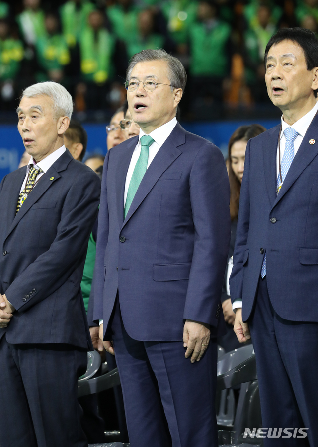 【수원=뉴시스】 박영태 기자 = 문재인 대통령이 29일 경기도 수원시 수원종합운동장 실내체육관에서 열린 2019년 전국 새마을지도자 대회에 참석, 애국가를 제창하고 있다. 왼쪽부터 정성헌 새마을중앙회장, 문 대통령, 진영 행정안전부 장관. 2019.10.29.since1999@newsis.com