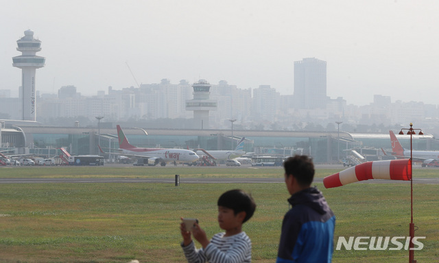 【제주=뉴시스】우장호 기자 = 올가을 들어 첫 미세먼지주의보가 내려진 29일 오후 제주국제공항 뒤로 보이는 도심이 희뿌연 먼지로 덮여 있다. 2019.10.29. woo1223@newsis.com