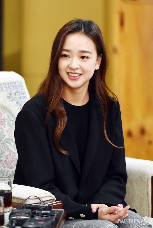 [서울=뉴시스]손연재가 29일 인천시청 접견실에서 열린 '2019 손연재 리프(Leap) 챌린지 컵' 업무협약식에서 박남춘 인천시장과 협약 체결 후 대화를 하고 있다. 2019.10.29. (사진=인천시 제공) photo@newsis.com