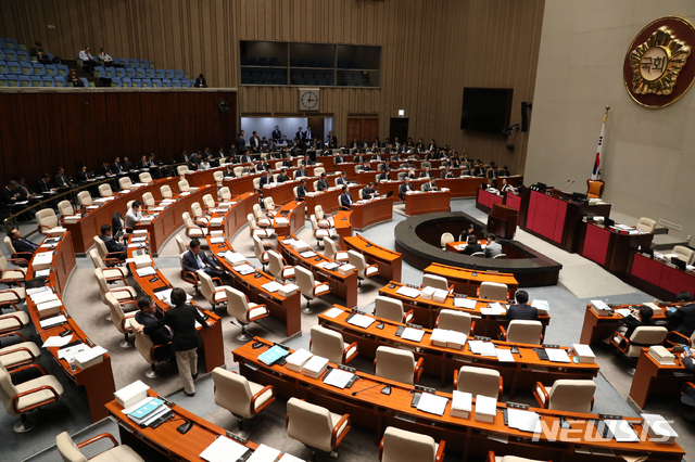 【서울=뉴시스】김명원 기자 =  예산결산특위 전체회의가 29일 오후 서울 여의도 국회 예산결산특별위원회 회의장에서 오전에 이어 오후 3시가 넘도록 열리지 않고 있는 가운데 참석한 이낙연 국무총리 및 국무위원들이 자리하며 회의 개회를 기다리고 있다. 2019.10.29. kmx1105@newsis.com