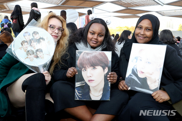 【서울=뉴시스】김병문 기자 = 방탄소년단(BTS) 외국인 팬들이 29일 오후 서울 송파구 잠실종합운동장에서 열린 BTS 서울 파이널 콘서트 '러브 유어셀프 : 스피크 유어셀프'(LOVE YOURSELF : SPEAK YOURSELF) 투어 마지막날 공연을 관람하기 위해 기다리고 있다. 2019.10.29.&nbsp; dadazon@newsis.com