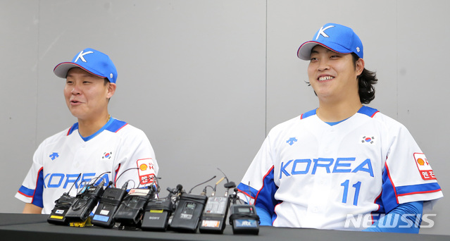【서울=뉴시스】 고범준 기자 = 29일 오후 서울 구로구 고척스카이돔에서 '2019 WBSC 프리미어12' 야구대표팀과 상무의 연습경기를 앞두고 박세혁(왼쪽)과 조상우가 인터뷰를 하고 있다. 2019.10.29. photo@newsis.com
