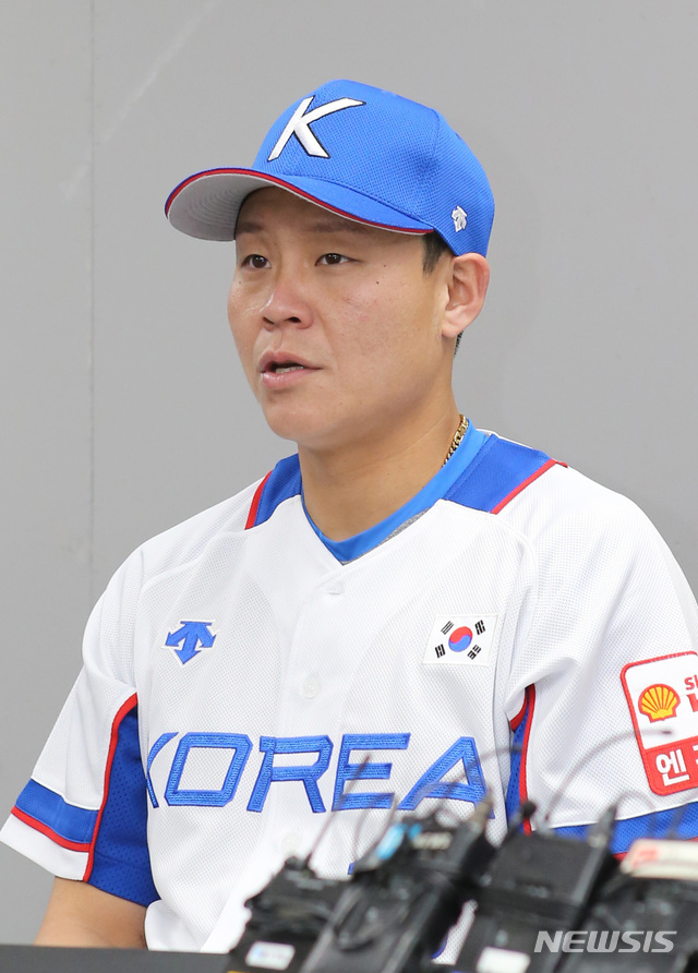 【서울=뉴시스】 고범준 기자 = 29일 오후 서울 구로구 고척스카이돔에서 '2019 WBSC 프리미어12' 야구대표팀과 상무의 연습경기를 앞두고 박세혁 야구대표팀 선수가 인터뷰를 하고 있다. 2019.10.29. photo@newsis.com
