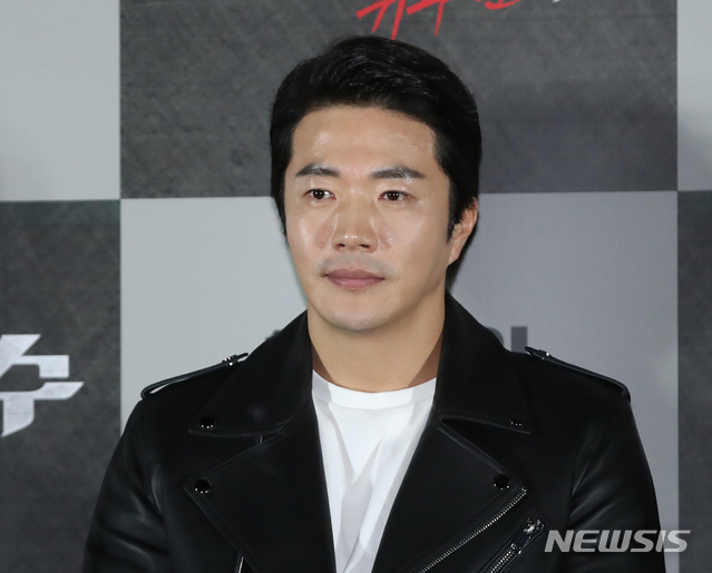 【서울=뉴시스】조수정 기자 = 배우 권상우가 29일 오후 서울 이촌동 CGV용산아이파크몰에서 열린 '신의 한수 : 귀수편' 언론시사회에서 질문을 듣고 있다. 영화 '신의 한수: 귀수편'은 11월 7일 개봉한다. 2019.10.29.chocrystal@newsis.com